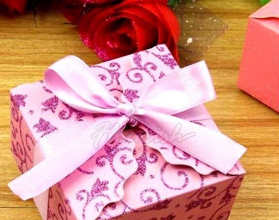 Pembe Sanat Kağıdı Özel Hediye Kutusu Sıcak Damgalanma Bowknot Tipi Şekerli Hediye Kutuları